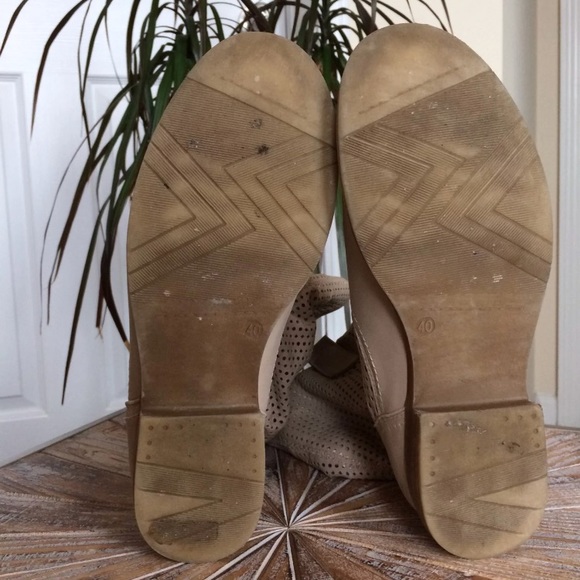 Used CGM Size 10 Cream Laser Cut Detailed Booties - Picture 4 of 8